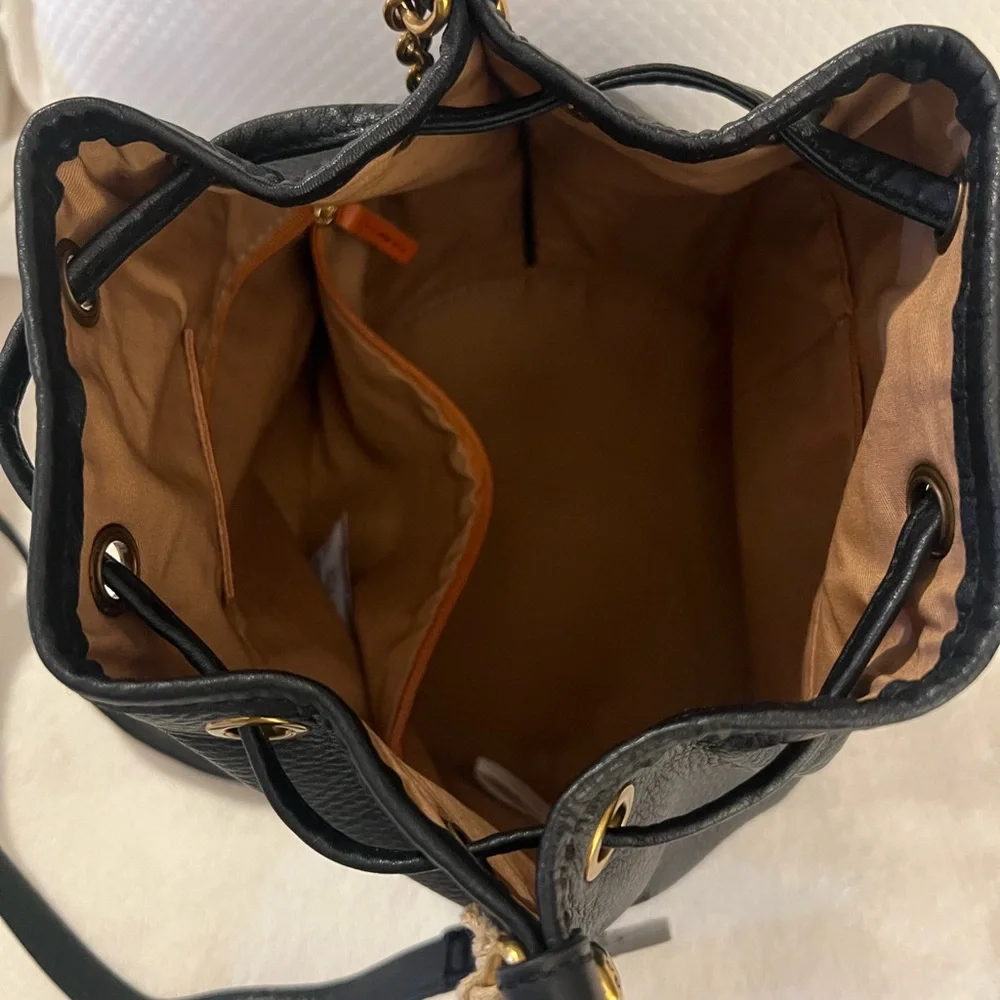 🩷 Hobo PIER BUCKET CROSSBODY IN BLACK Leather/ Gold Hardware🩷
